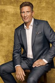 Golden Bachelor Gerry Talks to Late Wife Toni’s Photo About the Show