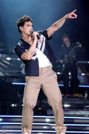 Joe Jonas Draws Fan a Custom Tattoo During Tour Performance