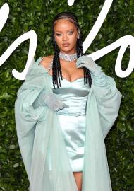 This Blotting Powder From Rihanna’s Fenty Beauty Gives #NoFilter Skin Diffusion