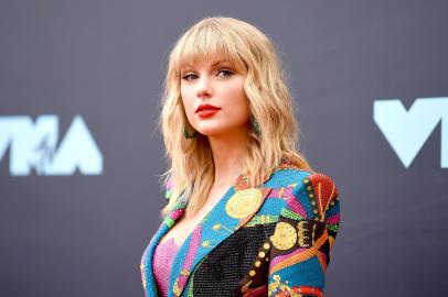 Taylor Swift Asks Fans Not to Throw Objects on Stage: 'Freaks Me Out'