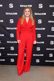 Kelly Clarkson Says She 'Loves Losing Weight' but Struggles With Jeans