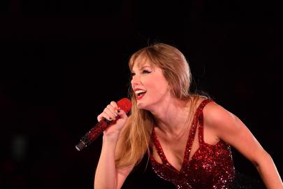 Travis Kelce Dances Next to Taylor Swift’s Dad During ‘Vigilante S--t’
