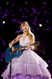 Taylor Swift Is ‘Moved’ by Single Mom's Video: ‘Reminds Me of Me and My Mom’
