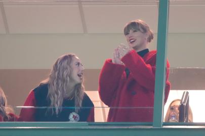 Taylor Swift Bundles Up in Red Coat at Travis Kelce's Game in Wisconsin
