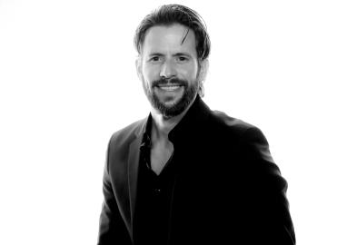 Actor Christian Oliver Dies in Caribbean Plane Crash With 2 Daughters
