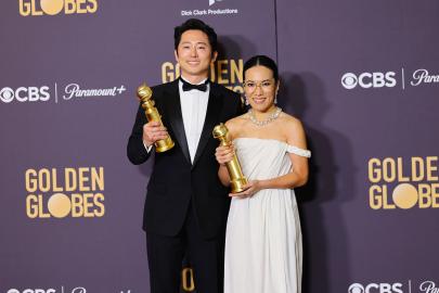 'Beef' Stars Ali Wong and Steven Yeun Make History With Golden Globe Wins