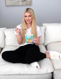 Jessica Simpson Nods to Viral 'Newlyweds' Moment in Chicken of the Sea Ad
