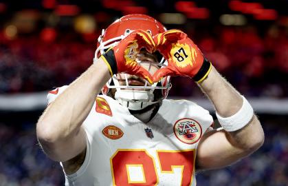 Travis Kelce on Giving Taylor Swift’s Heart Hands to Bills Fans