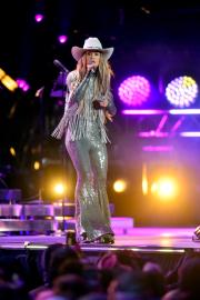 Lainey Wilson Rocks the Stage at New Year’s Eve Live: Nashville’s Big Bash