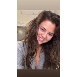 Selena Gomez Shows Off Her Glowy Skin in Makeup-Free Selfie