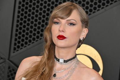 The Tiniest Clue! Taylor Swift’s Clock Choker Set to Midnight at Grammys