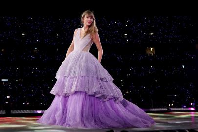 Taylor Swift Surprises Fans With 1st Performance of 'You're Losing Me'