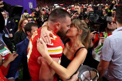 Taylor Swift’s Fortnight Challenge Video Shows Kiss From Travis Kelce