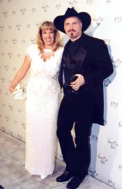 Who Is Garth Brooks' Ex-Wife Sandy Mahl? Meet His Former Spouse