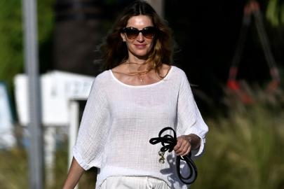 Gisele Bundchen's $29 Dog-Walking Look Is the Definition of Rich-Mom Style 