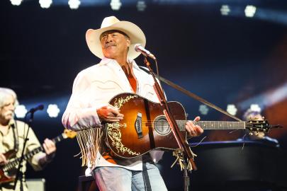 Alan Jackson Extends His ‘Last Call’ Tour Amid Ongoing Health Battle