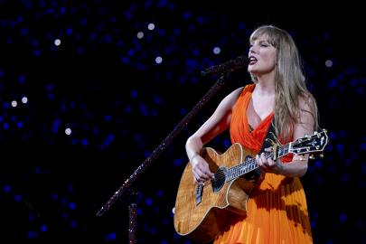 Taylor Swift Stops Concert to Help Fan, Praise Cardiff's 'Quick' Response