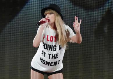 Taylor Swift Twins in Matching Outfit With Fan Who Got ‘22’ Hat in Cardiff