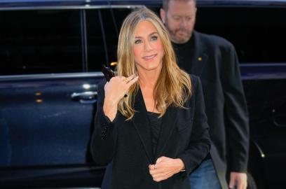Jennifer Aniston Just Copied Meghan Markle's Comfy Clog Moment — Copy the Look for $24