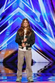 AGT’s Howie Mandel Hits the Golden Buzzer for Former Homeless Teen