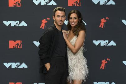 Kevin Jonas’ First Solo Performance Brings Wife Danielle Jonas to Tears