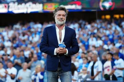 Canadian Singer Rufus Wainwright Changes ‘O Canada’ Lyrics at World Series