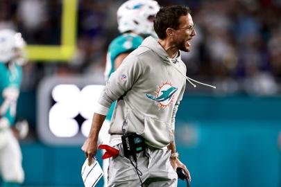 Dolphins Coach Mike McDaniel Melts Down on Sideline Amid Boos From Fans